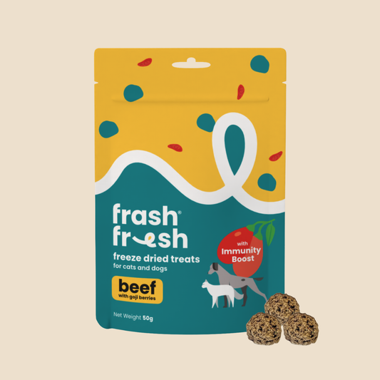 Frashfresh freeze-dried beef treats with goji berries for cats and dogs, in a yellow and teal pouch.