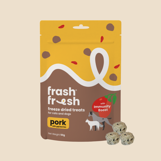 Frashfresh freeze-dried pork treats with goji berries for cats and dogs, shown with three round treats.